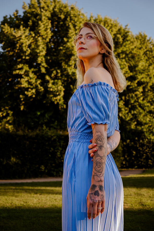 Inmitten der historischen Kulisse des Barockgartens verbindet dieses Bild klassische Eleganz mit einem modernen Portraitstil.