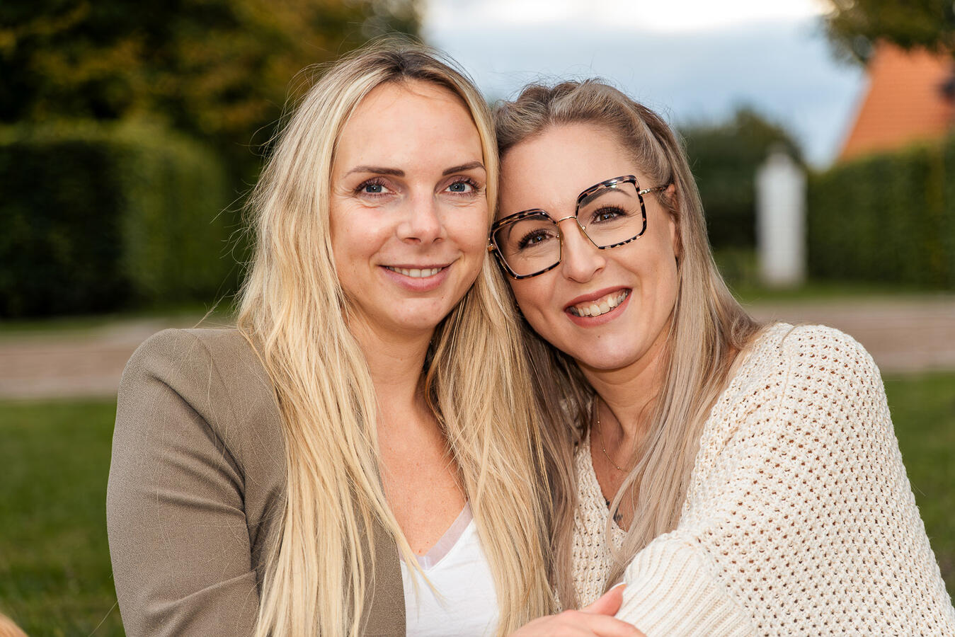 Zwei Frauen bei einem natürlichen Freundinnen-Portraitshooting im Freien in Hamburg – authentische Portraitfotografie von Momenttraum Fotografie