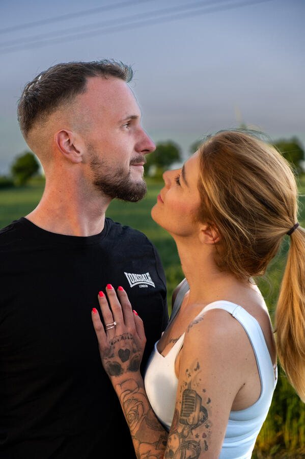 Natürliches Paarshooting in Ahrensburg – Sommer, Liebe im Grünen