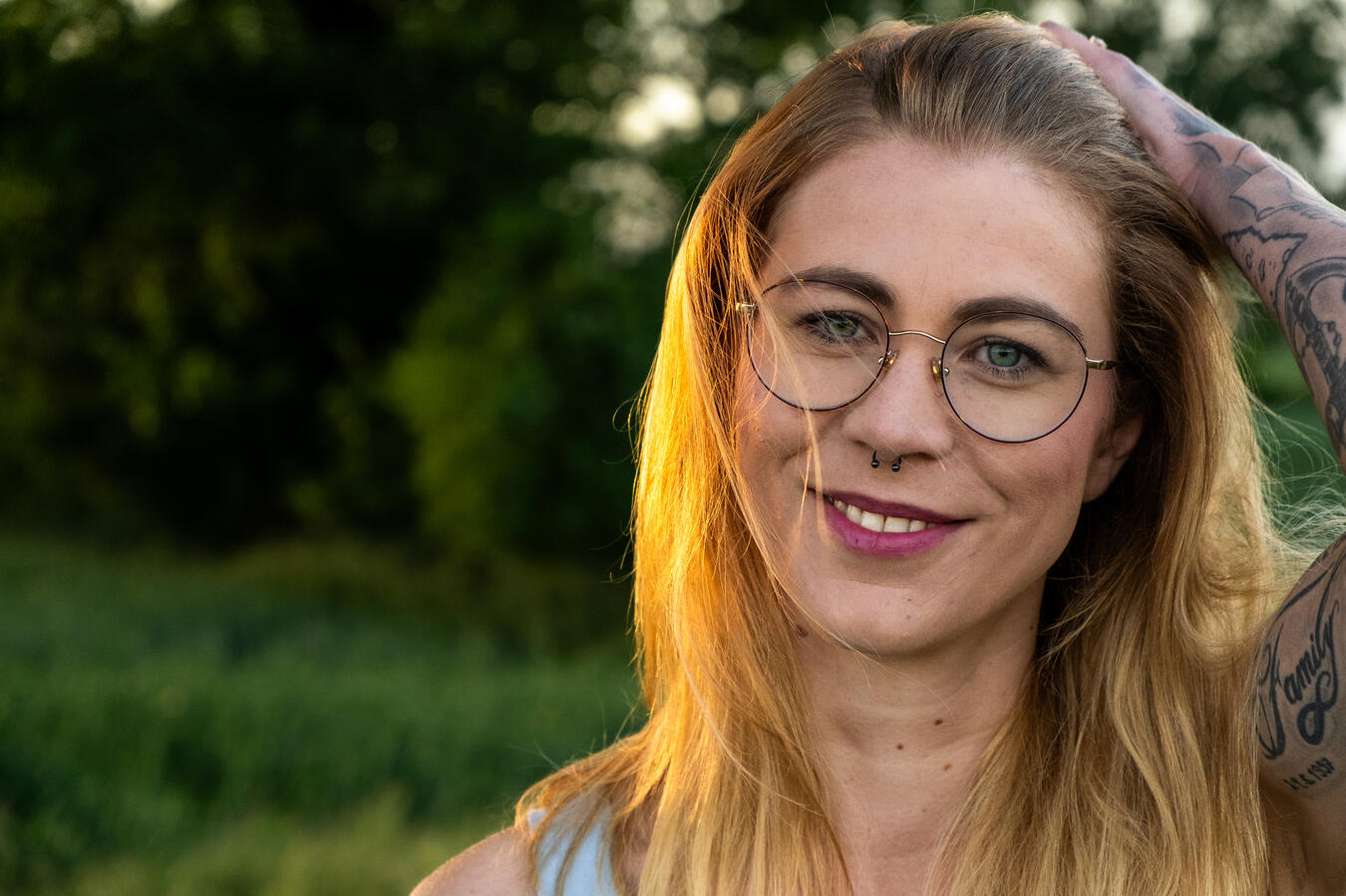 Portrait einer Frau in Schleswig - Holstein – natürliche Herbstfarben &amp; warmes Licht