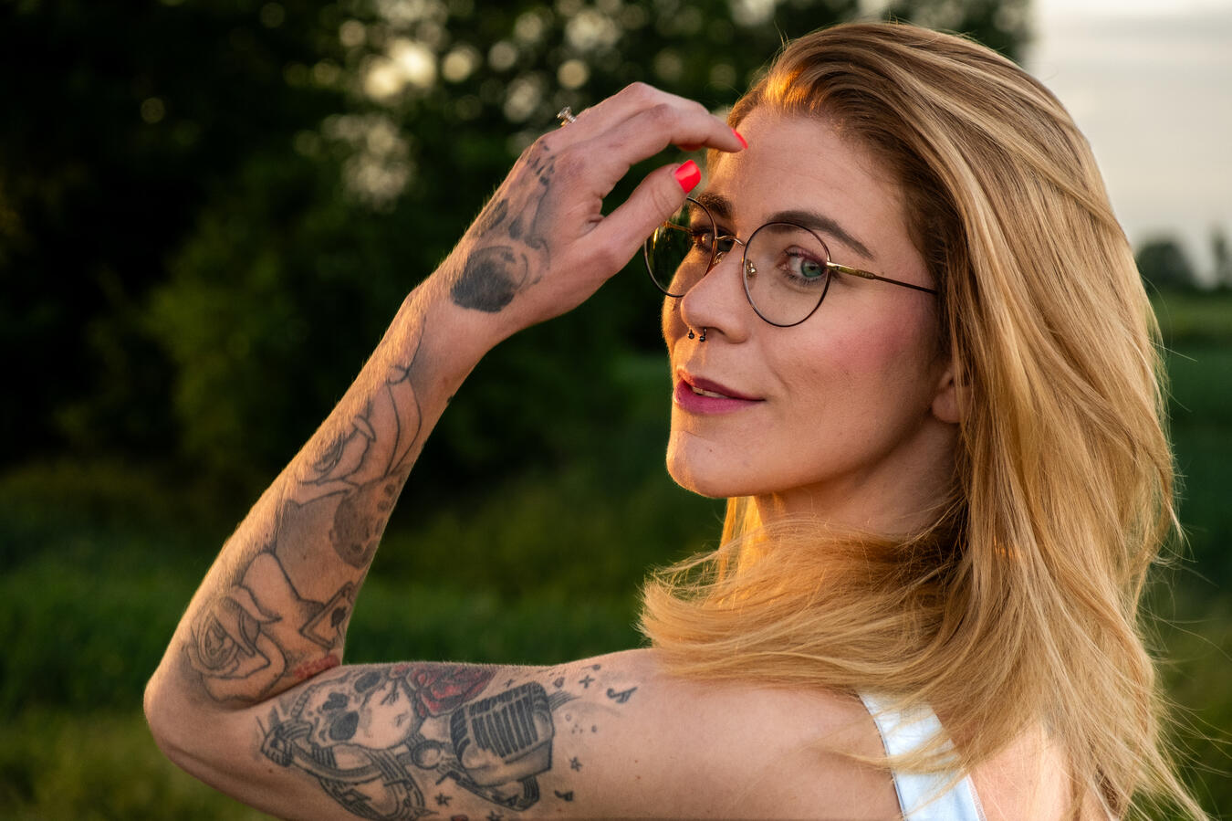 Natürliches Portraitshooting in Ahrensburg – authentische Fotografie bei Abendlicht im Grünen