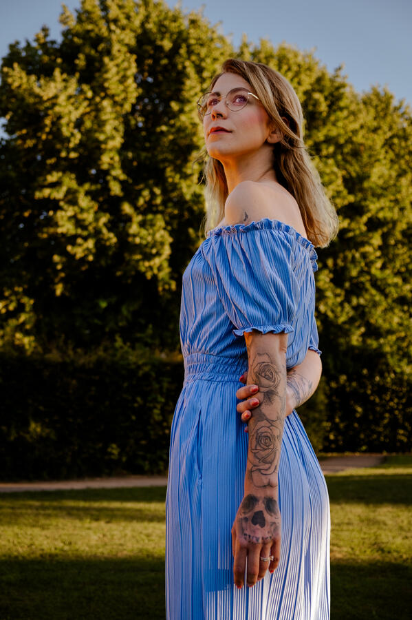 Inmitten der historischen Kulisse des Barockgartens verbindet dieses Bild klassische Eleganz mit einem modernen Portraitstil.