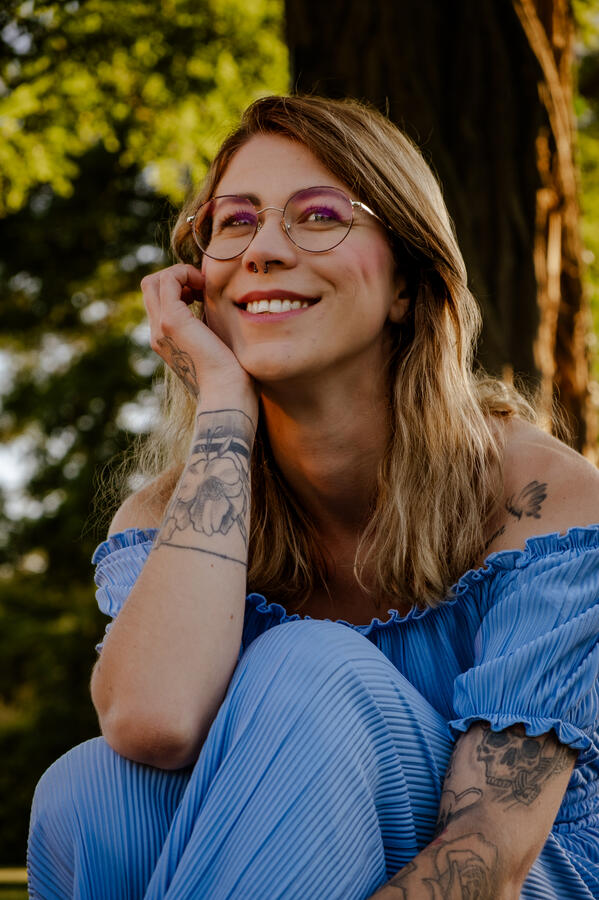 Dieses Portrait entstand im Barockgarten Jersbek bei goldenem Abendlicht. Der natürliche Ausdruck, das ehrliche Lächeln und die harmonische Farbgebung zeigen, worum es bei authentischer Portraitfotografie geht.