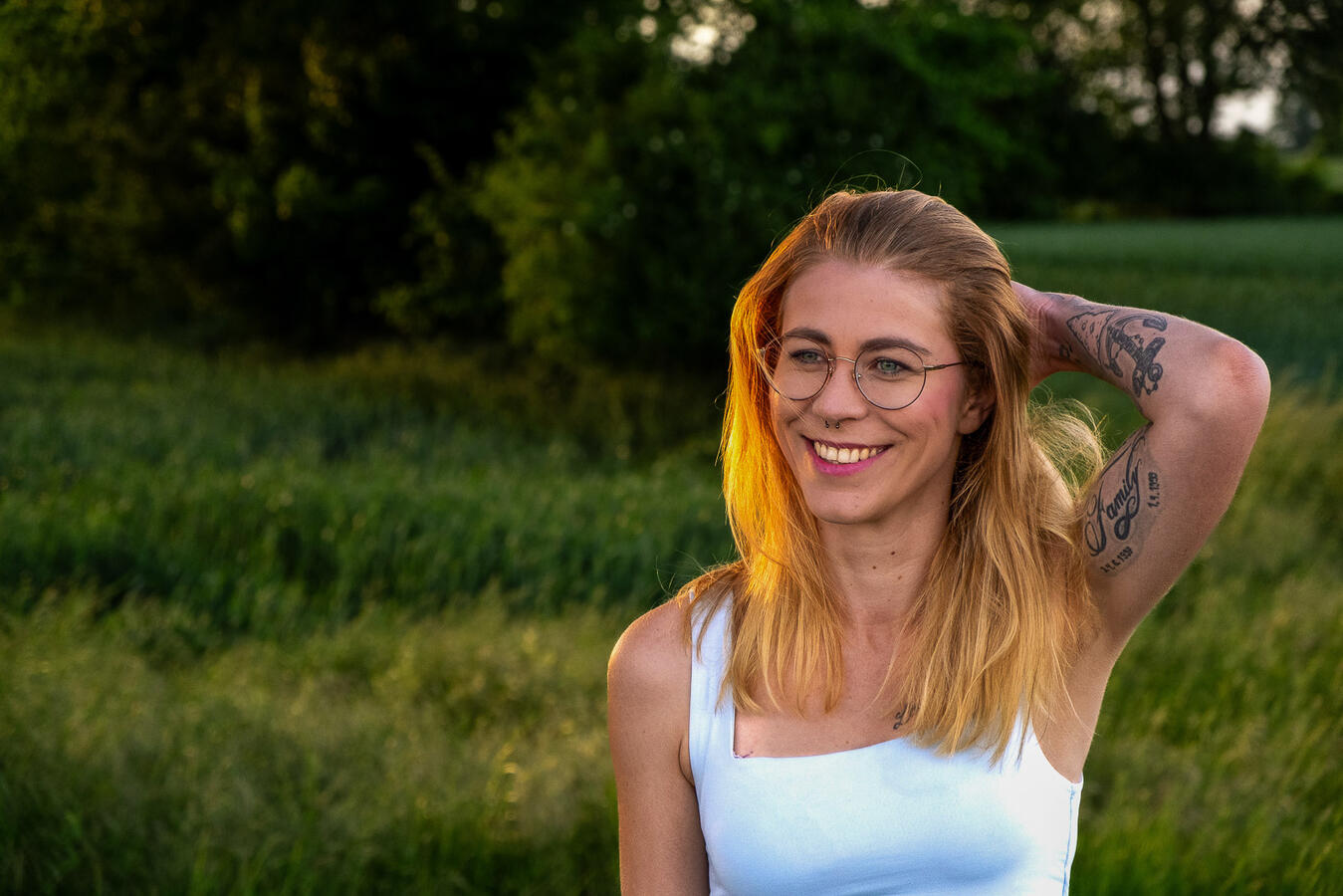 Portrait einer Frau in Ahrensburg – natürliche Lichtstimmung im Outdoor-Shooting zur goldenen Stunde