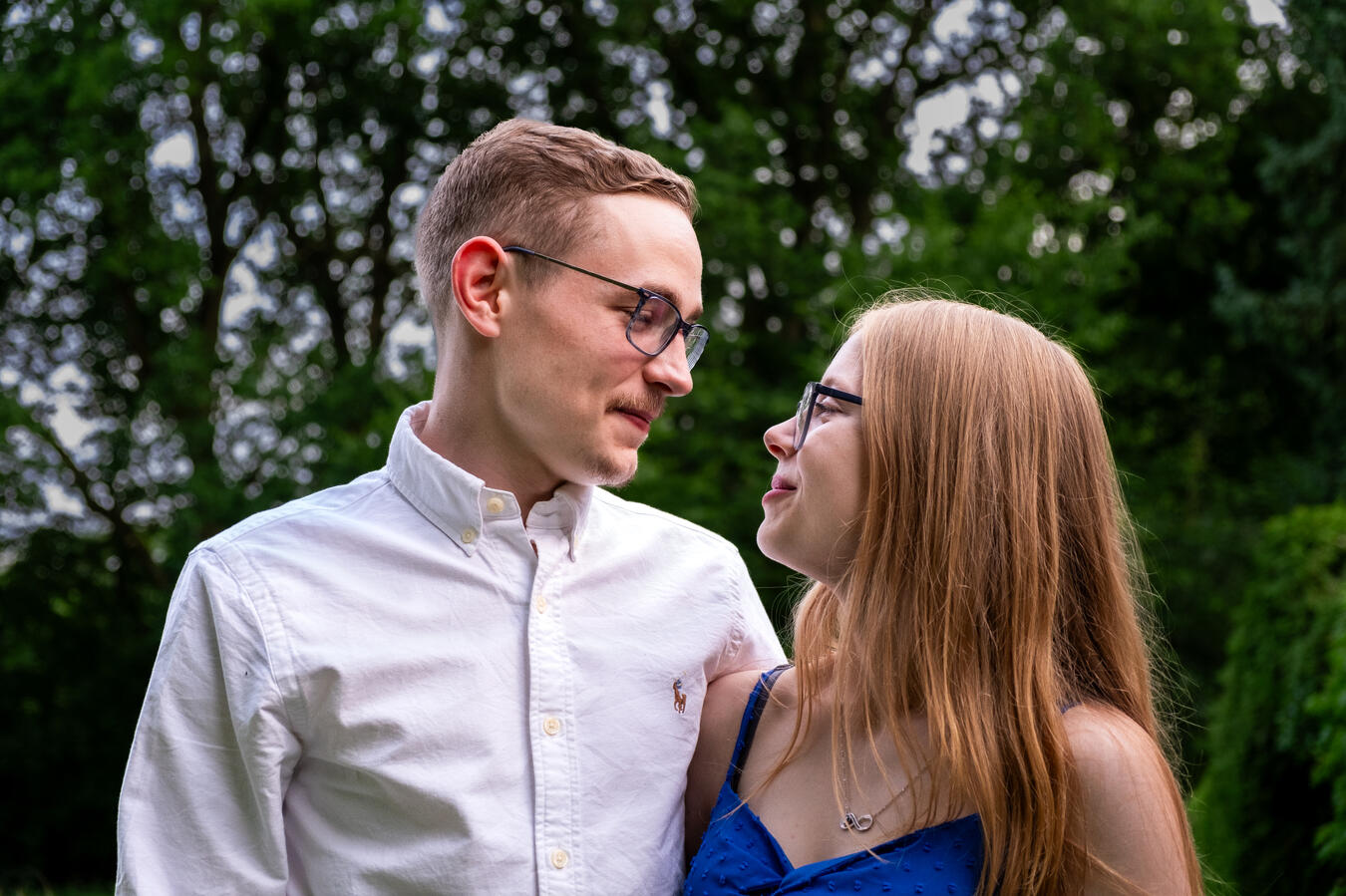 Natürliches Paarshooting in Bargteheide – Sommer, Liebe &amp; echtes Lächeln im Grünen