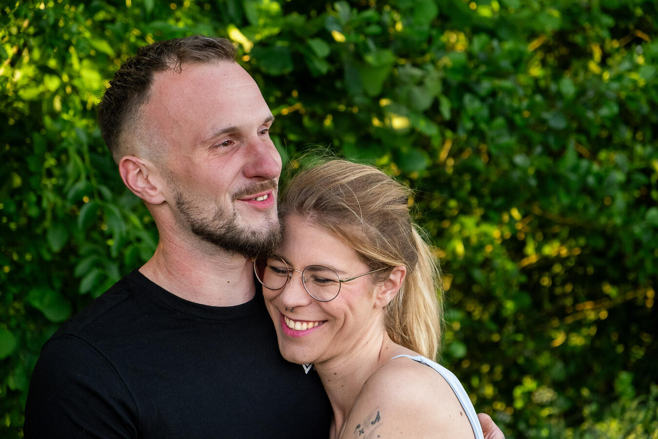 Natürliches Paarshooting in Ahrensburg – Sommer, Liebe &amp; echtes Lächeln im Grünen