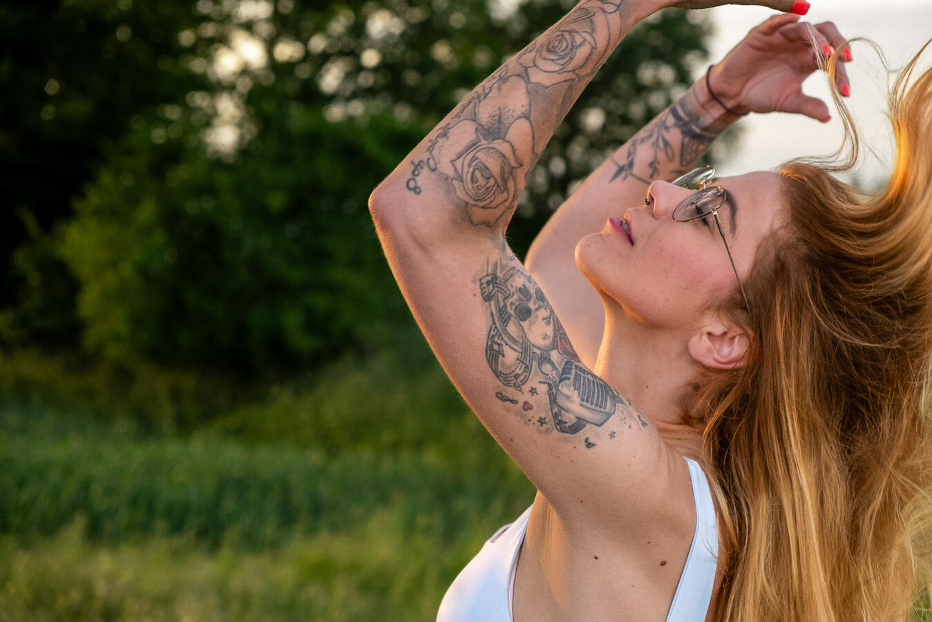 Portraitshooting bei Sonnenuntergang in Ahrensburg – natürliche Outdoorfotografie mit Emotion und Lichtspiel