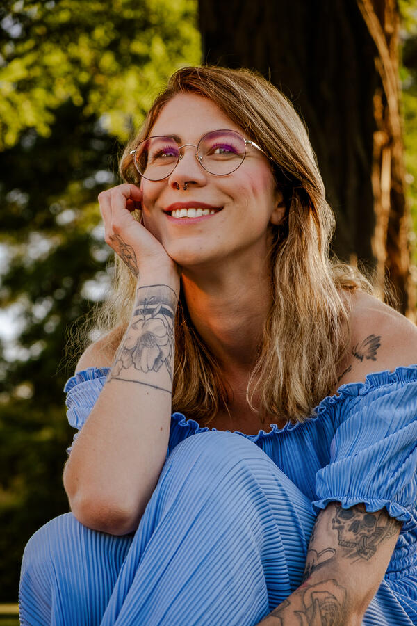 Dieses Portrait entstand im Barockgarten Jersbek bei goldenem Abendlicht. Der natürliche Ausdruck, das ehrliche Lächeln und die harmonische Farbgebung zeigen, worum es bei authentischer Portraitfotografie geht.