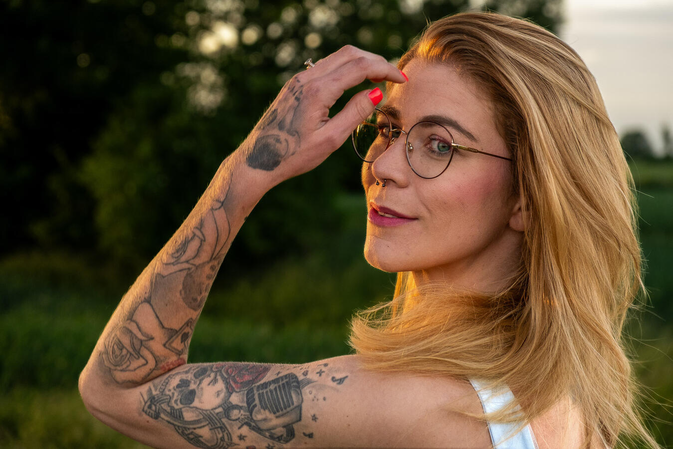 Natürliches Portraitshooting in Ahrensburg – authentische Fotografie bei Abendlicht im Grünen