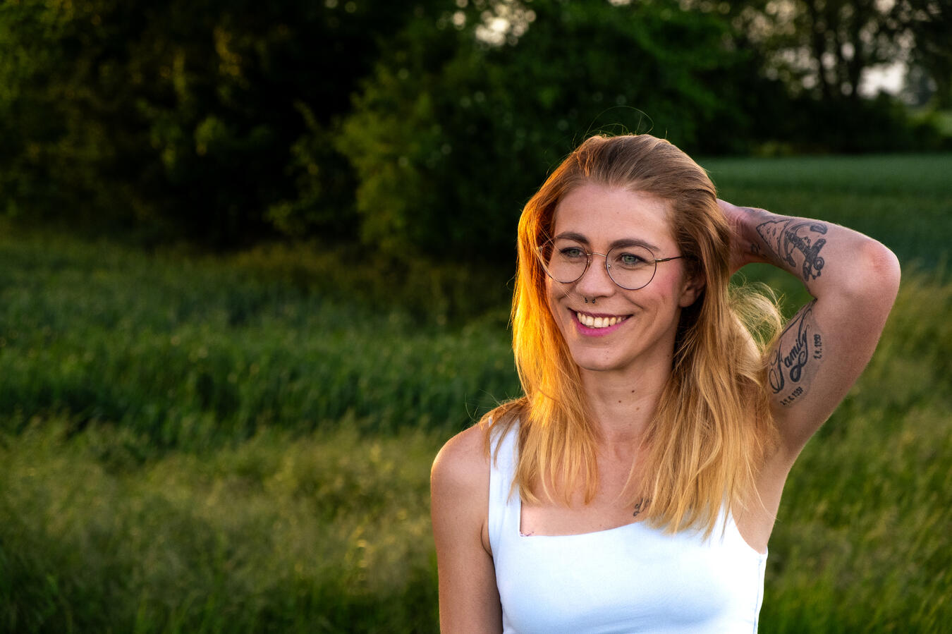 Portrait einer Frau in Ahrensburg – natürliche Lichtstimmung im Outdoor-Shooting zur goldenen Stunde
