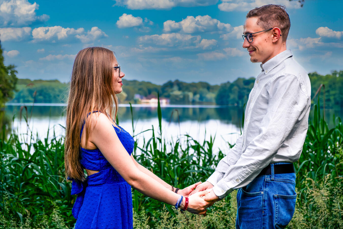 Ein authentischer Moment bei einem Paarshooting am Seeufer.