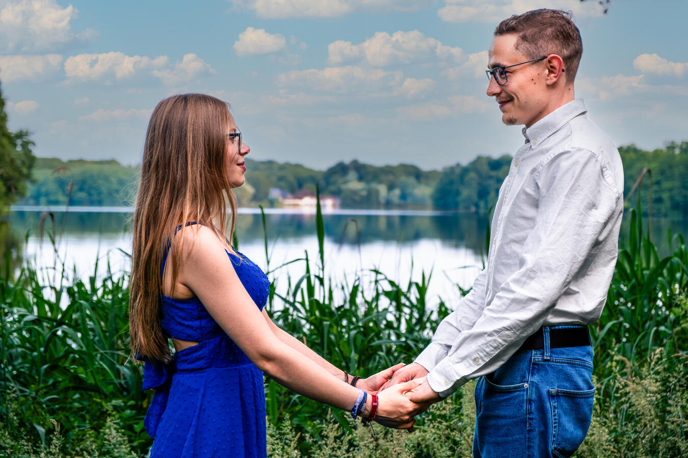 Ein authentischer Moment bei einem Paarshooting am Seeufer.