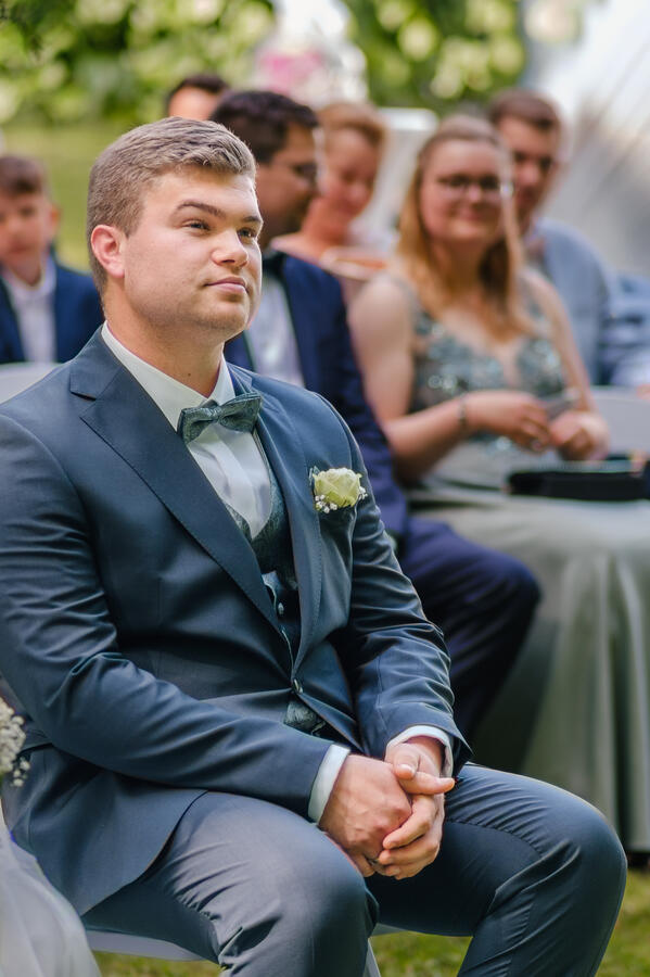 Hochzeitsfotografie im Malepartus Bargteheide – Bräutigam während der Trauung von MomentTraum Fotografie.