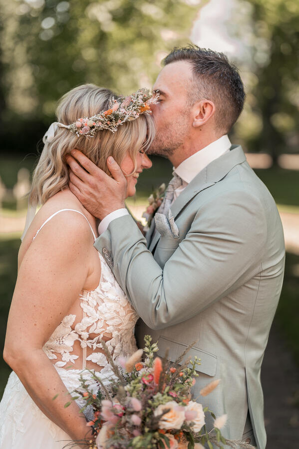 Hochzeitsfotograf Bargteheide – Bräutigam küsst Braut
