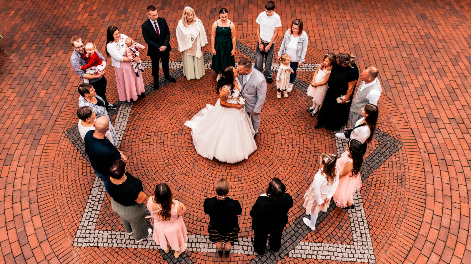 Hochzeitspaar umgeben von Familie und Freunden bei einer emotionalen Trauung in Schleswig-Holstein – authentische Hochzeitsfotografie von Momenttraum Fotografie