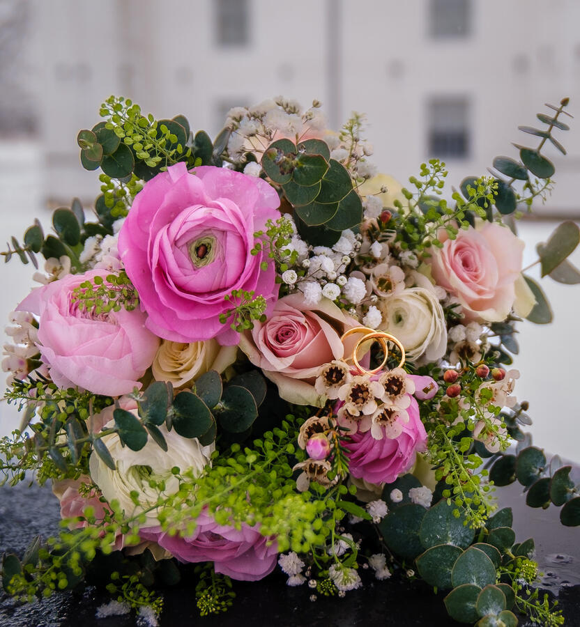 Detailaufnahme eines Brautstraußes mit rosa Blumen bei einer Winterhochzeit in Ahrensburg.