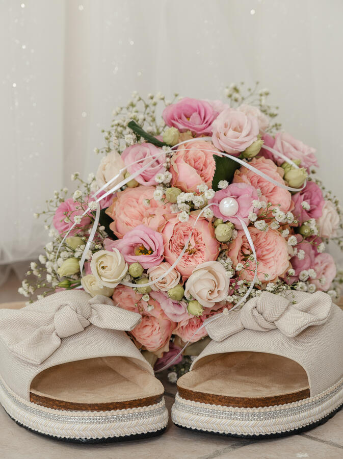 Hochzeitsfotograf Ahrensburg – Brautstrauß aus rosa Pfingstrosen und Rosen für eine Hochzeit in Stormarn