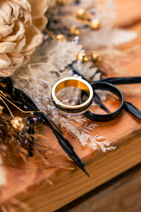 Brautpaar beim Hochzeitsshooting in Hamburg – Momenttraum Fotografie“ oder „Eventfotograf in Schleswig-Holstein – natürliche Reportagefotos einer Feier