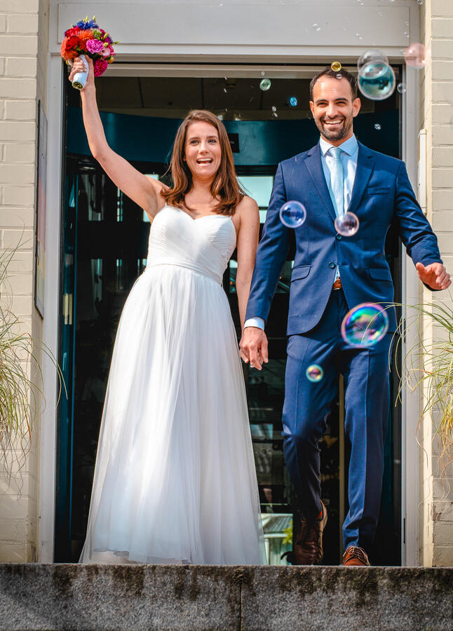Brautpaar verlässt die Kirche nach der Trauung, glücklicher Moment beim Hochzeitsauszug.
