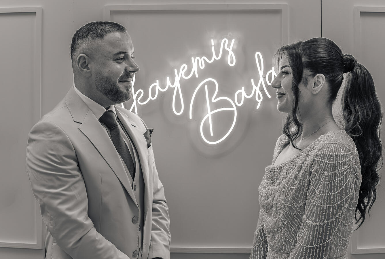 Schwarzweiß-Paarportrait bei einer Verlobungsfeier in ruhiger Atmosphäre