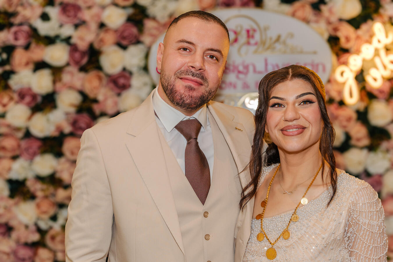 Elegantes Paarporträt vor floraler Dekoration bei einer Verlobungsfeier