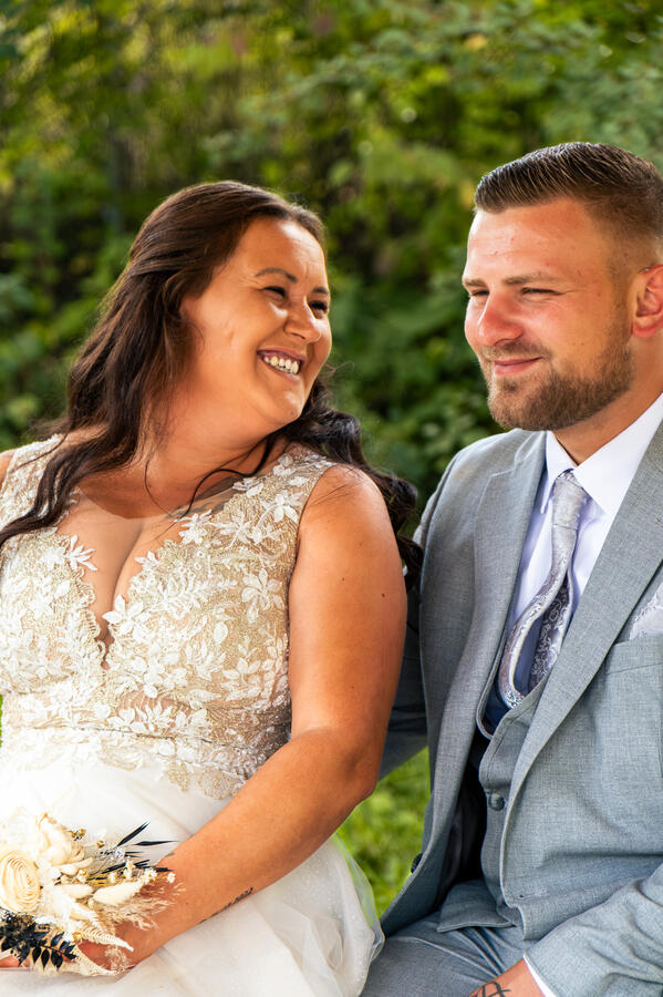 Hochzeitspaar beim Paarshooting im Grünen in Bad Bevensen– natürliche und emotionale Hochzeitsfotografie von Momenttraum Fotografie