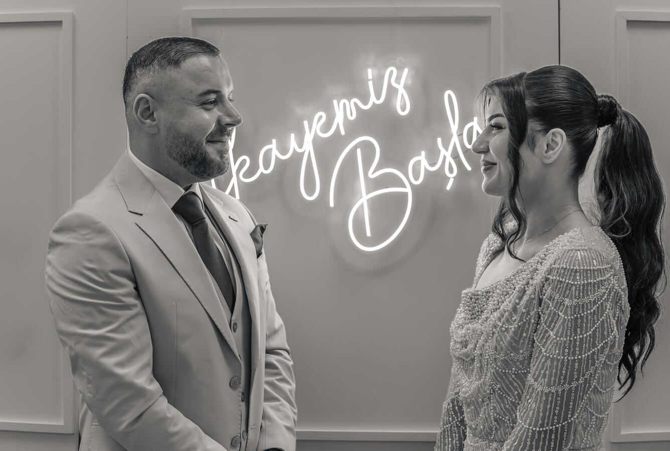 Schwarzweiß-Paarportrait bei einer Verlobungsfeier in ruhiger Atmosphäre