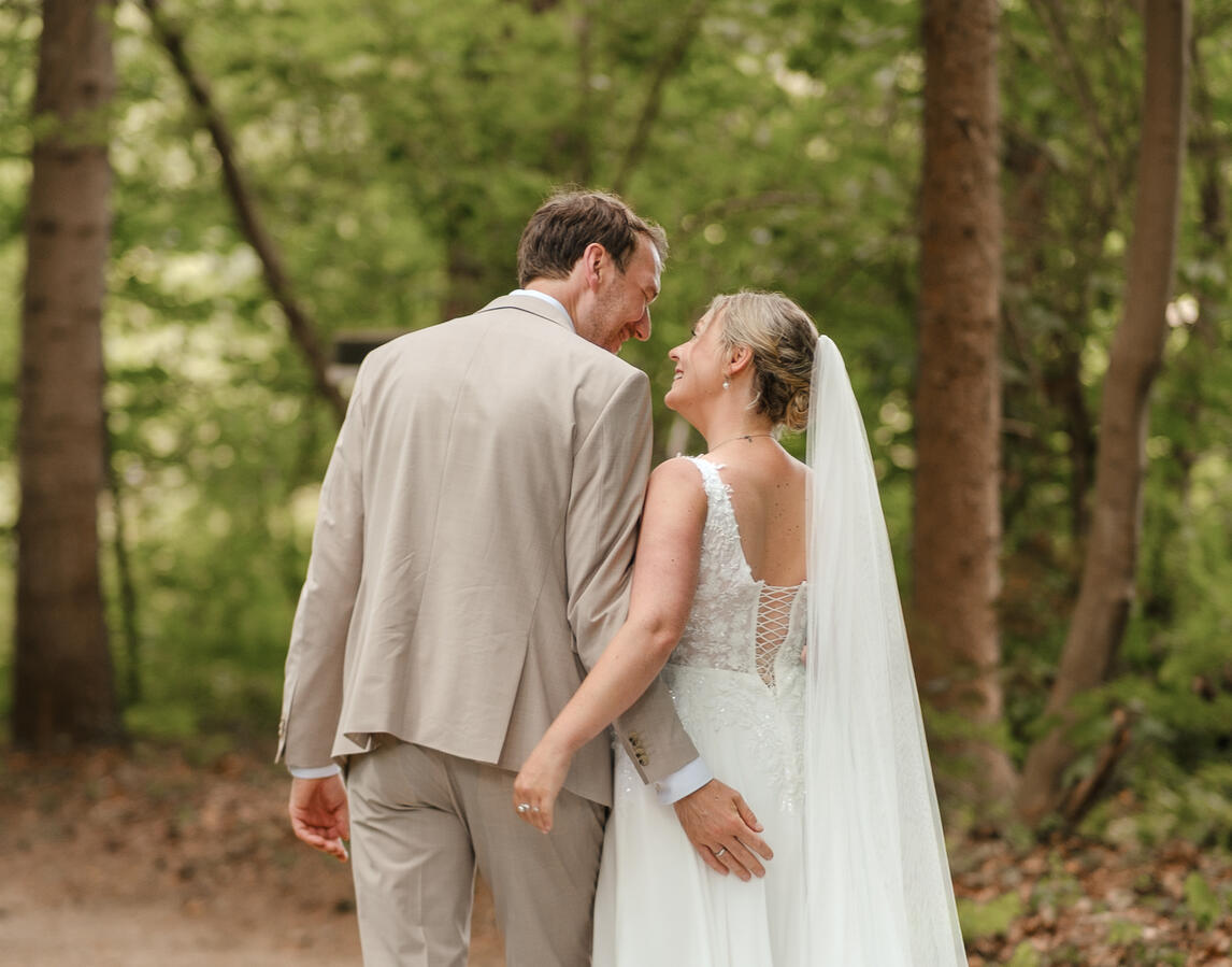 Brautpaarshooting im Wald in Aumühle aufgenommen von Hochzeitsfotograf aus Stormarn