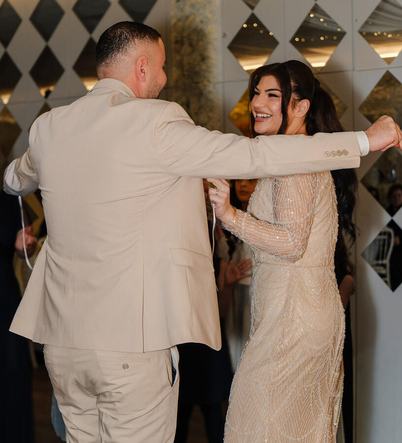 Paar tanzt ausgelassen bei einer Verlobungsfeier in festlicher Umgebung