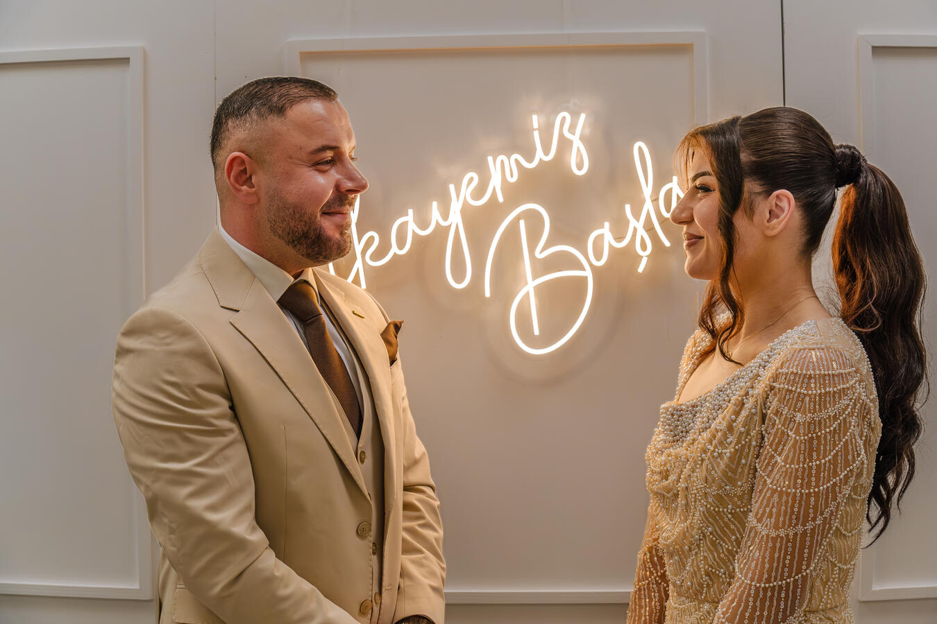 Paar blickt sich bei einer eleganten Verlobungsfeier in festlicher Dekoration an