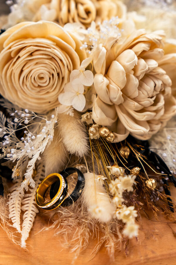 Brautpaar beim Hochzeitsshooting in Hamburg – Momenttraum Fotografie“ oder „Eventfotograf in Schleswig-Holstein – natürliche Reportagefotos einer Feier