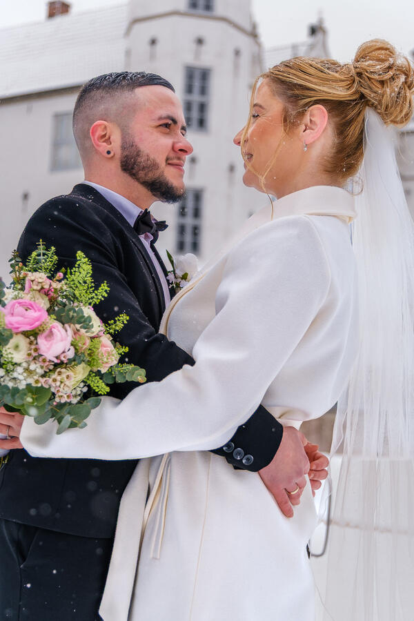 Hochzeitsfotos am Schloss Ahrensburg – Emotionales Brautpaar-Shooting im Schnee von MomentTraum Fotografie.
