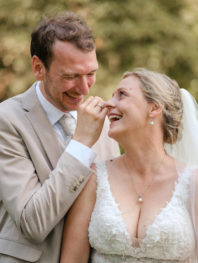 Emotionales Lachen beim Brautpaarshooting in Aumühle aufgenommen von Hochzeitsfotograf aus Stormarn
