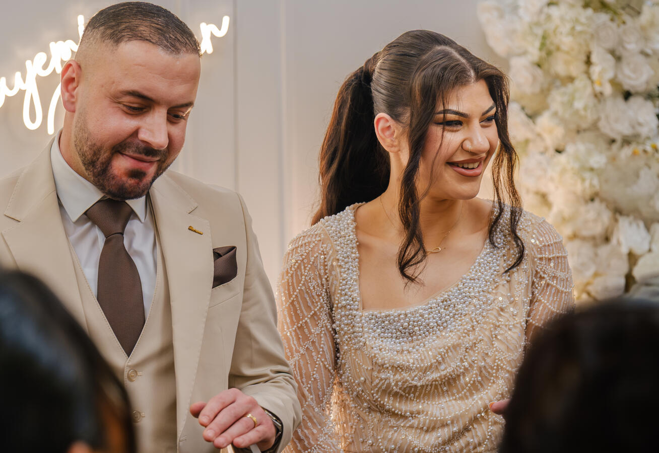 Paar lacht gemeinsam bei einer Verlobungsfeier während eines emotionalen Moments