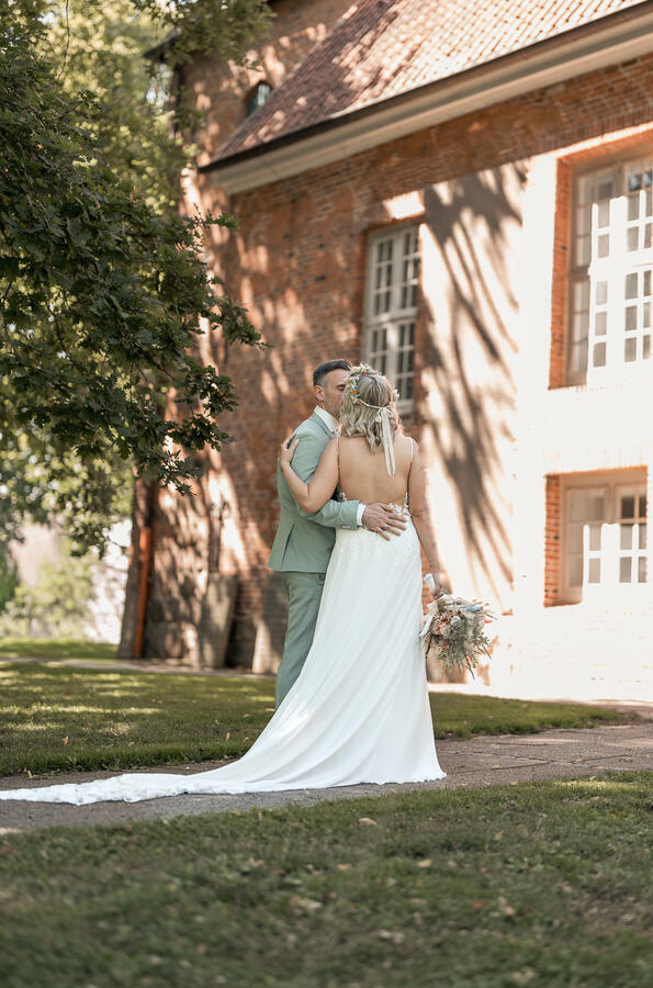 Unvergessliche Augenblicke in Bargteheide: Ein inniger Moment des Brautpaars am Hochzeitstag.