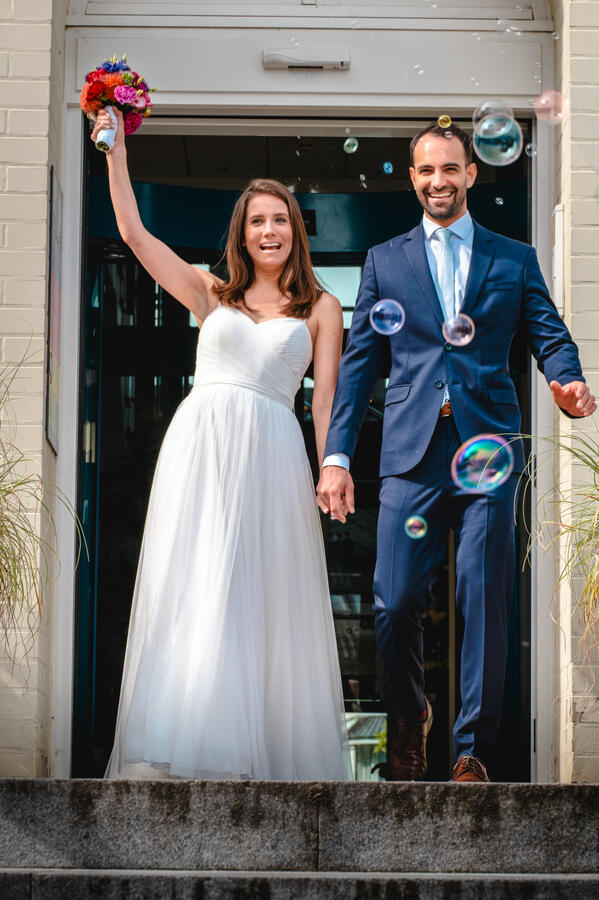 Brautpaar verlässt die Kirche nach der Trauung, glücklicher Moment beim Hochzeitsauszug.