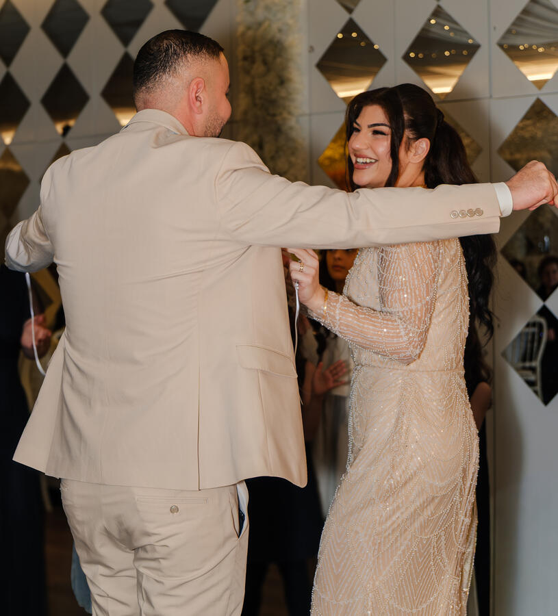 Paar tanzt ausgelassen bei einer Verlobungsfeier in festlicher Umgebung