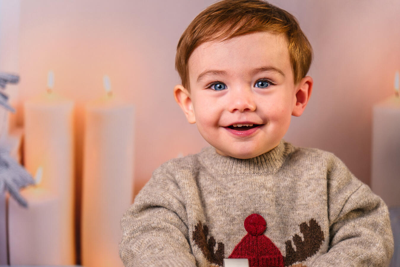 Natürliches Portrait eines kleinen Jungen mit hellem Pullover in warmem Licht. Ein liebevoller, authentischer Moment aus einem Familienshooting.